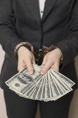 Takım elbiseli bir iş kadını, tutuklanmış, salıverilmesi için rüşvet teklif etmiş. Seçici odak