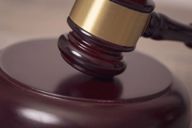 Mahkeme salonunda yargıç tokmağının önünü kapatın. Seçici odak