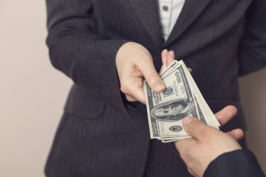 İş kadını rüşvet için para teklif ediyor. Seçici odak