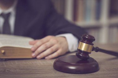 Masasında oturan bir yargıcın ayrıntıları, yeni yasalar ve yasalar üzerinde çalışıyor. Seçici odak