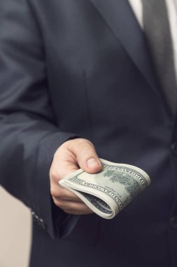 Rüşvet teklif eden bir iş adamının ayrıntıları. Seçici odak