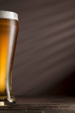 Köpüklü ıslak bir bardak soğuk light birayı kapat. Seçici odak