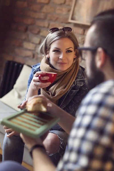 两个人坐在咖啡店里 吃早饭 享受彼此共度的时光 — 图库照片