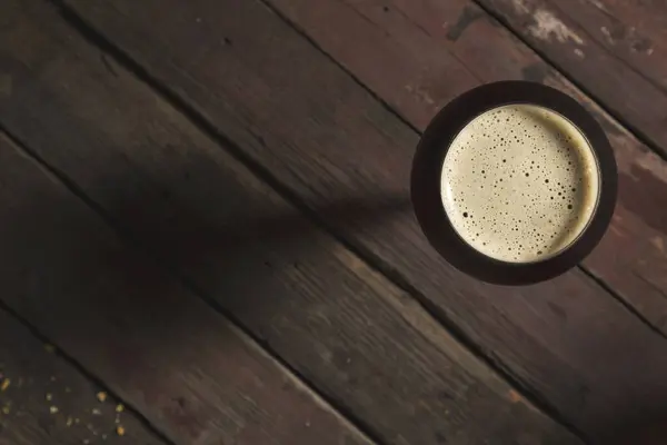 Vista Superior Vaso Cerveza Fría Oscura Colocado Sobre Una Mesa —  Fotos de Stock