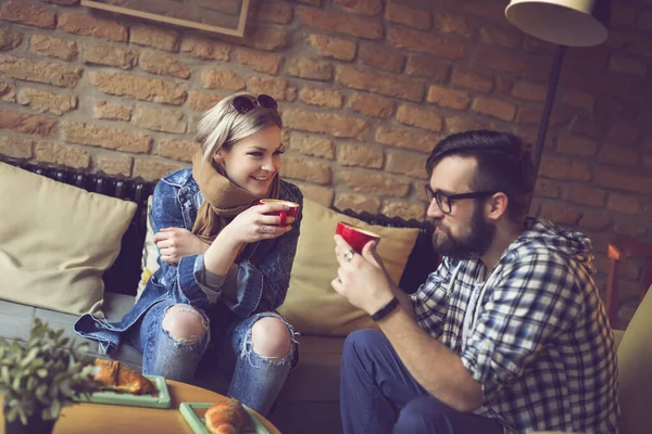 Ein Junges Verliebtes Paar Sitzt Einem Café Trinkt Morgenkaffee Und — Stockfoto