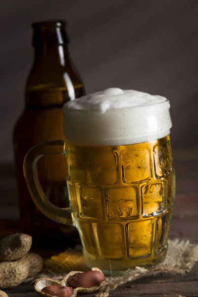 Bira Şişesi Bir Bardak Soğuk Soluk Bira Bir Çuval Bezi — Stok fotoğraf