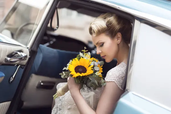 Mooie Jonge Bruid Zittend Een Trouwjurk Een Retro Oude Auto — Stockfoto