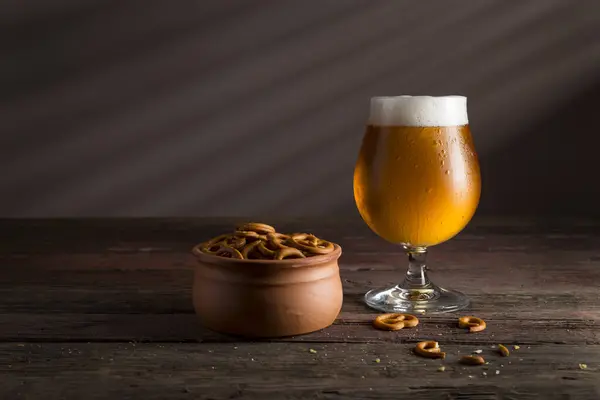 Ein Glas Kaltes Helles Bier Mit Einer Schale Brezeln Auf — Stockfoto