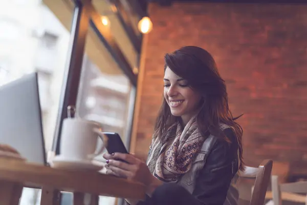 Genç Modern Bir Kadın Bir Kafede Oturuyor Sabah Kahvesini Içiyor — Stok fotoğraf