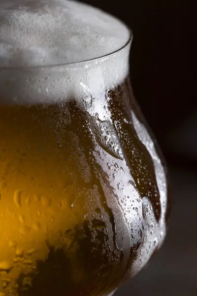 一杯含有泡沫的冷淡啤酒的细节 有选择的重点 — 图库照片