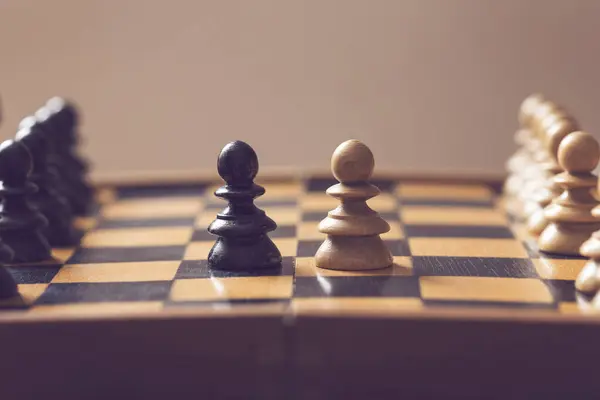 Wooden Chess Board Pieces Black White Pawns Positioned Each Other — Stock Photo, Image