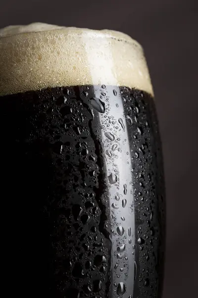 Nahaufnahme Eines Nassen Glases Kaltes Dunkles Bier Mit Schaum Selektiver — Stockfoto