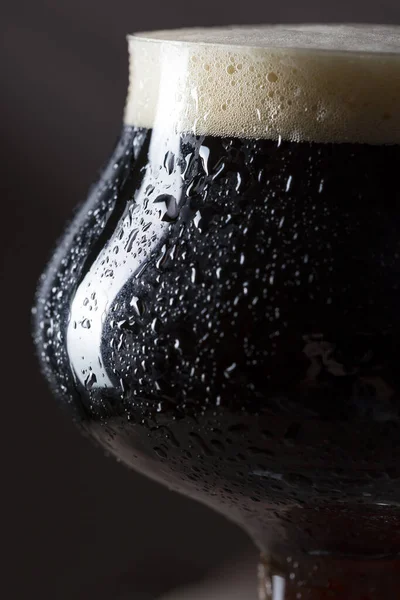 Detalhe Copo Molhado Cerveja Escura Fria Com Alguma Espuma Foco — Fotografia de Stock
