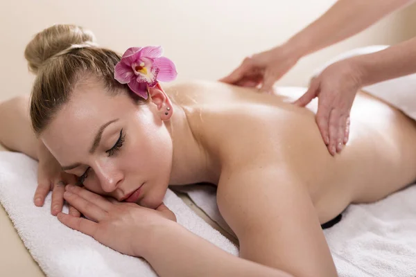 Woman Lying Beauty Parlour Enjoying Relaxing Back Massage — Stock Photo, Image