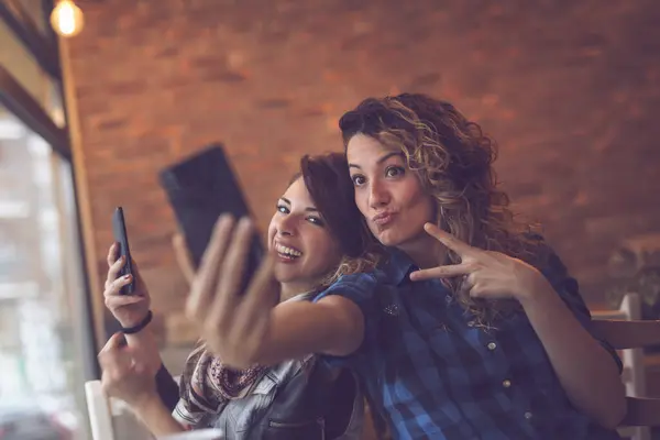 Dos Amigos Tomando Café Café Tomando Selfies Con Teléfono Inteligente —  Fotos de Stock