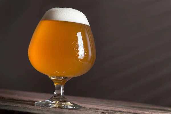 Ein Glas Kaltes Ungefiltertes Bier Auf Einem Rustikalen Holztisch Selektiver — Stockfoto