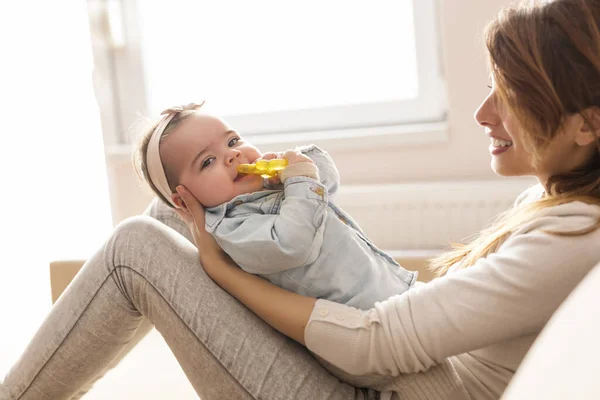 Joven Madre Sosteniendo Bebé Sus Brazos Sentada Sofá Sala Estar —  Fotos de Stock