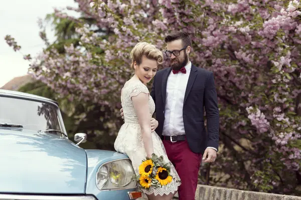 Pasgetrouwde Echtpaar Staat Straat Naast Een Oude Retro Auto Knuffelen — Stockfoto