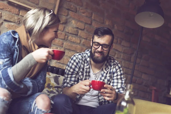 Birbirine Aşık Genç Bir Çift Bir Kafede Oturuyor Sabah Kahvelerini — Stok fotoğraf