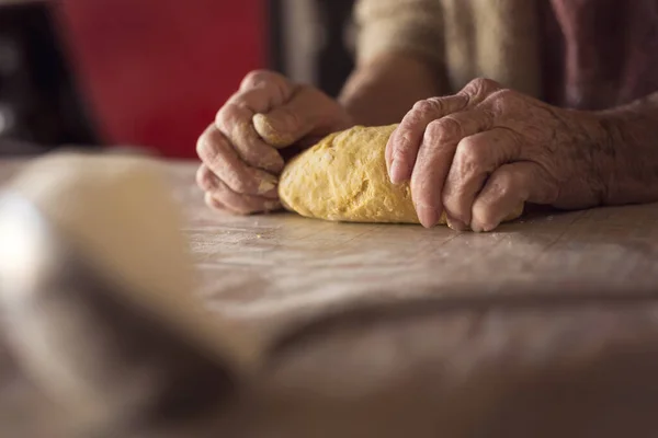 Detalle Mano Una Anciana Amasando Masa Mientras Hace Pasta Casera —  Fotos de Stock