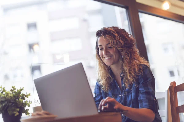 Mooie Jonge Vrouw Zitten Een Coffeeshop Werken Aan Een Laptop — Stockfoto