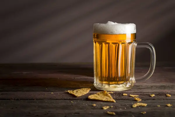 Mug Cold Pale Beer Placed Burlap Cover Some Tortilla Chips — Stock Photo, Image