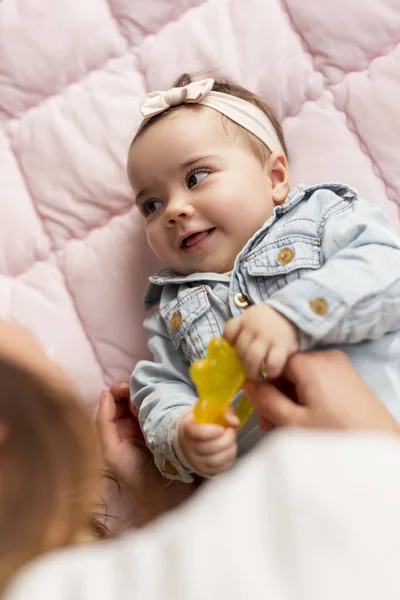Joven Madre Acostada Cama Sonriendo Jugando Con Bebé —  Fotos de Stock