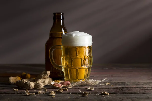 Garrafa Cerveja Uma Caneca Cerveja Fria Pálida Colocada Uma Tampa — Fotografia de Stock