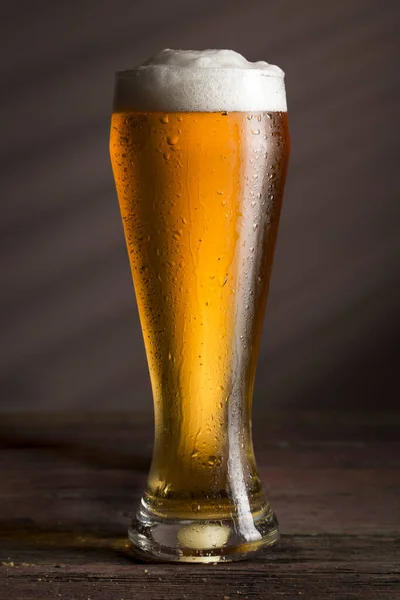 Ein Glas Kaltes Helles Bier Auf Einem Rustikalen Holztisch Selektiver — Stockfoto