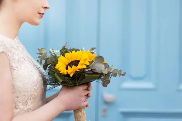 Detail Krásné Nevěsty Svatebních Šatech Drží Slunečnice Svatební Kytice Soustřeď — Stock fotografie