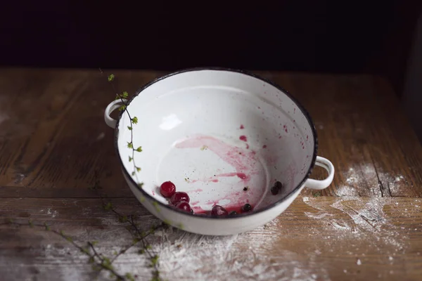 Rustikální Kuchyňská Mísa Třešněmi Zbývající Upečení Třešňového Koláče Selektivní Zaměření — Stock fotografie