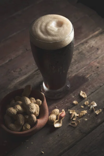 Glas Koud Donker Bier Met Schuim Geplaatst Een Rustieke Houten — Stockfoto