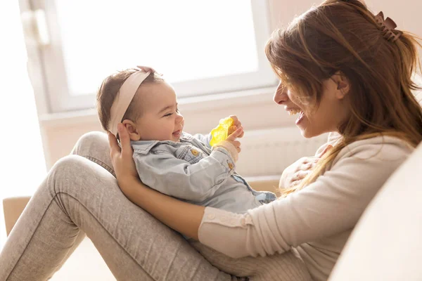Joven Madre Sosteniendo Bebé Sus Brazos Sentada Sofá Sala Estar —  Fotos de Stock