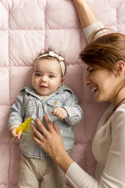Bir Anne Güzel Bebeğinin Yatak Odasında Uzanmış Gülümseyip Oynamalarının Güzel — Stok fotoğraf