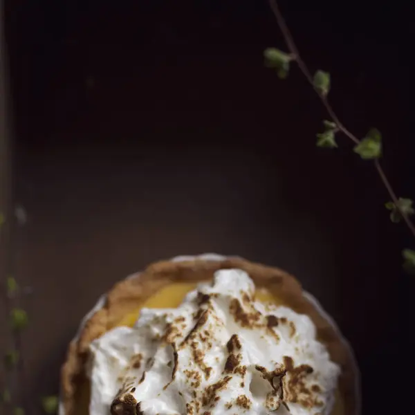 ホイップクリームとシナモンで装飾されたアップルタルトのトップビュー 選択的なフォーカス — ストック写真
