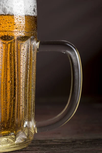 Feche Copo Molhado Cerveja Leve Fria Com Espuma Foco Seletivo — Fotografia de Stock