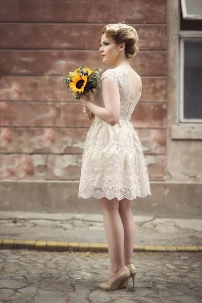 Красивая Молодая Невеста Позирует Свадебном Платье Улице Ретро Коббл Держа — стоковое фото