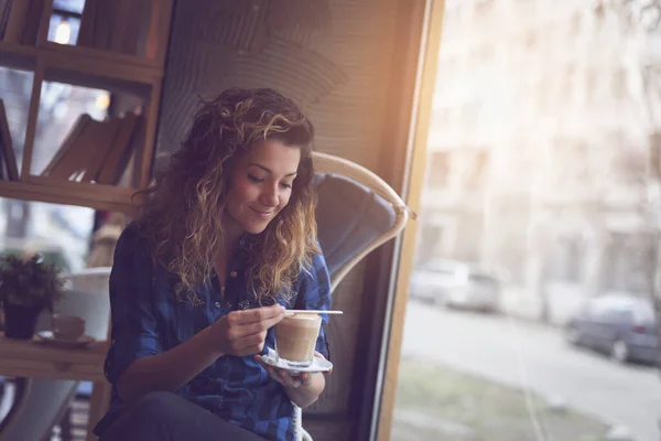 Vacker Ung Kvinna Sitter Ett Café Njuter Sin Morgon Kaffe — Stockfoto