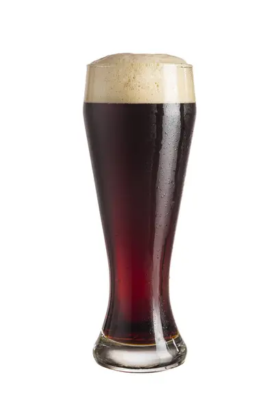 白底隔热的冰镇黑啤酒杯 — 图库照片