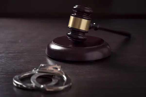Close Judge Gavel Handcuffs Courtroom Selective Focus — Stock Photo, Image