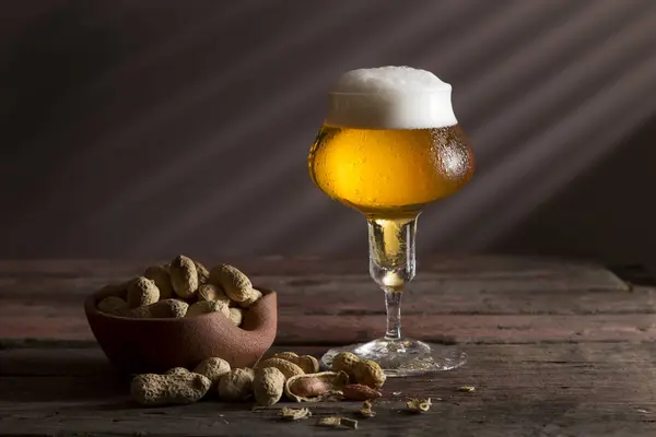 Copo Cerveja Fria Pálida Com Uma Tigela Amendoim Uma Mesa — Fotografia de Stock