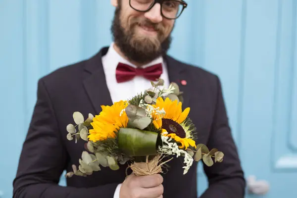 Hezký Hipster Slunečnicovou Svatební Kyticí Selektivní Zaměření Ruku Květiny — Stock fotografie