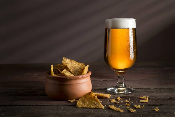 Verre Bière Froide Pâle Avec Bol Chips Sur Une Table — Photo