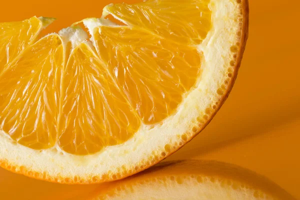 Prise Vue Studio Tranches Fruits Orange Isolées Sur Fond Orange — Photo