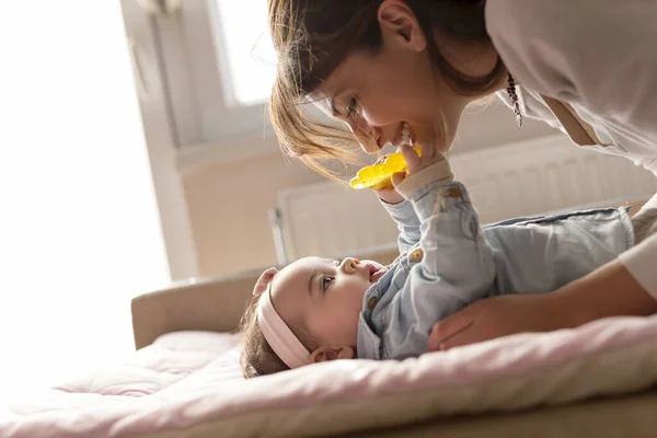 Genç Anne Yatakta Yatıyor Gülümsüyor Küçük Kızıyla Oynuyor — Stok fotoğraf