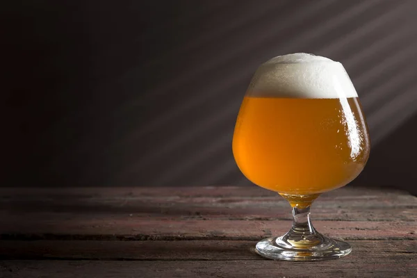 Glas Koud Ongefilterd Licht Bier Een Rustieke Houten Pub Tafel — Stockfoto