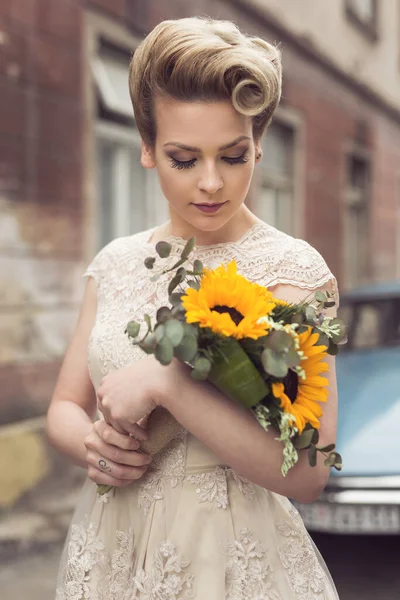 Красивая Молодая Невеста Позирует Свадебном Платье Улице Ретро Коббл Старым — стоковое фото