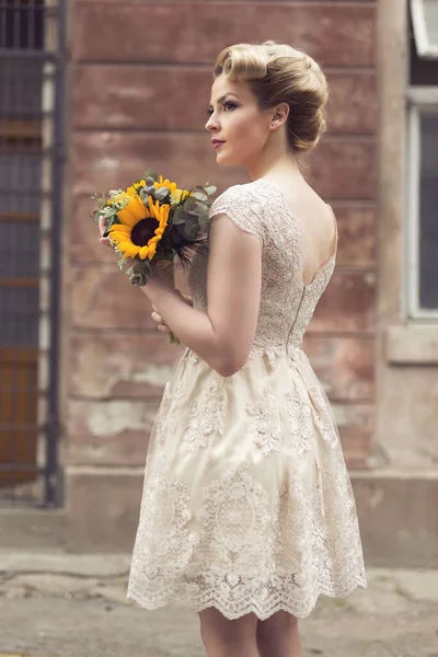 Красивая Молодая Невеста Позирует Свадебном Платье Улице Ретро Коббл Держа — стоковое фото