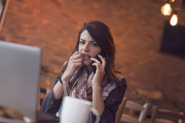 Jolie Jeune Brune Assise Dans Café Ayant Une Conversation Téléphonique — Photo