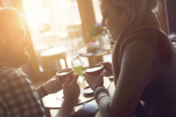 恋爱中的年轻夫妇坐在咖啡馆里 喝咖啡 享受彼此在一起的时光 专注于正确的咖啡杯 — 图库照片